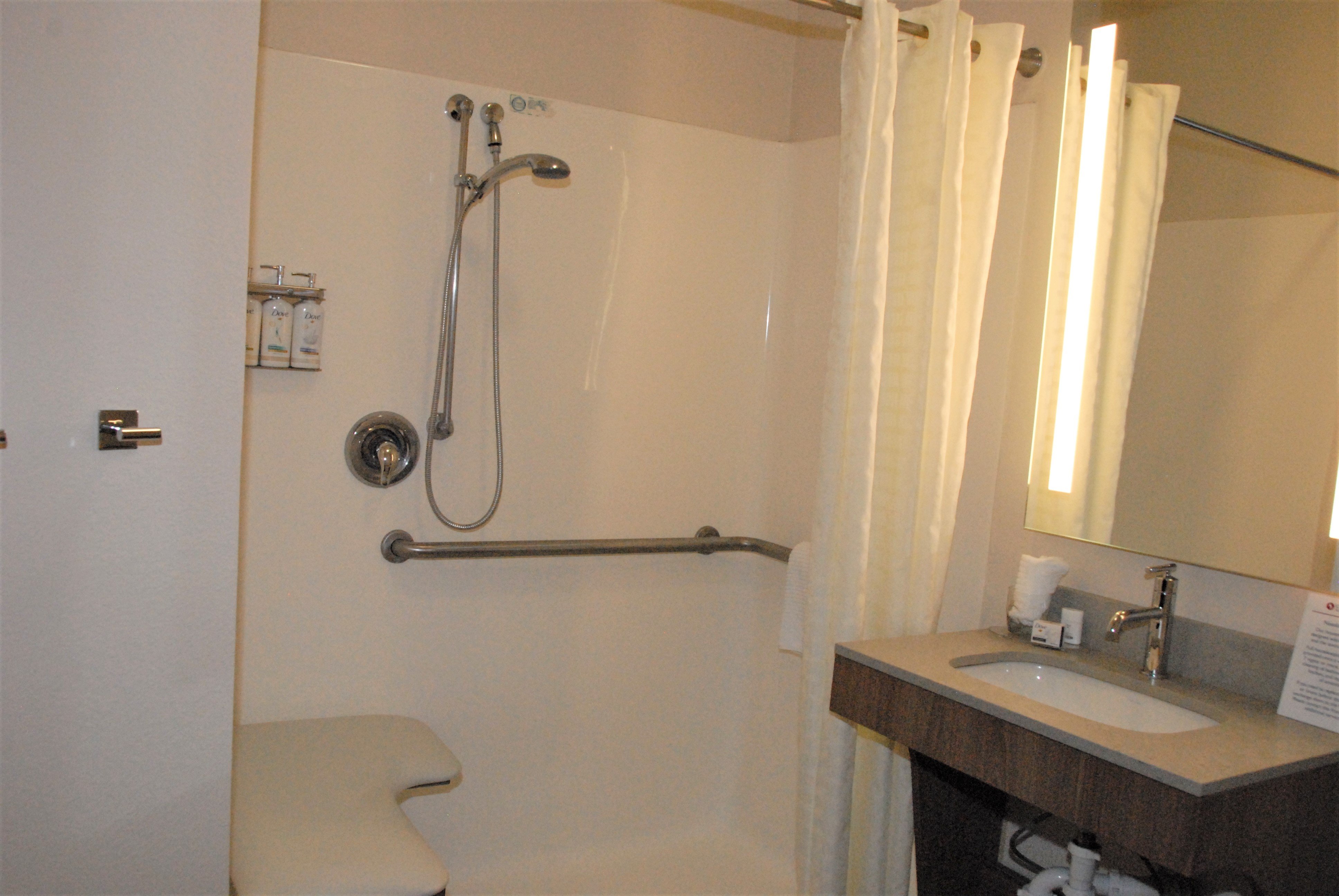 جناح استوديو بسرير كوين لذوي الإعاقة، Candlewood Suites Tallahassee 2/2