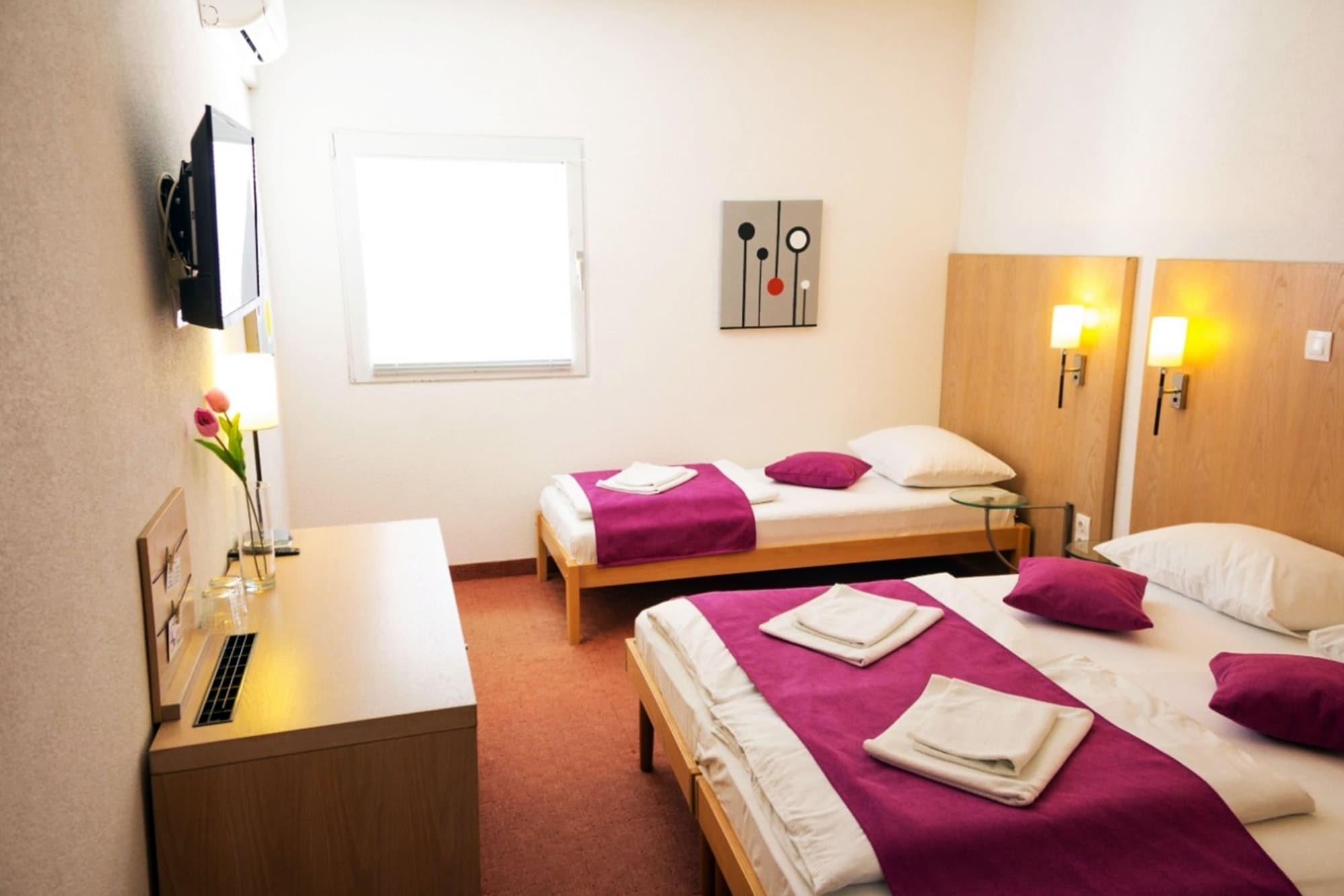 غرفة قياسية بسريرين منفصلين، Motel Deny 8/10