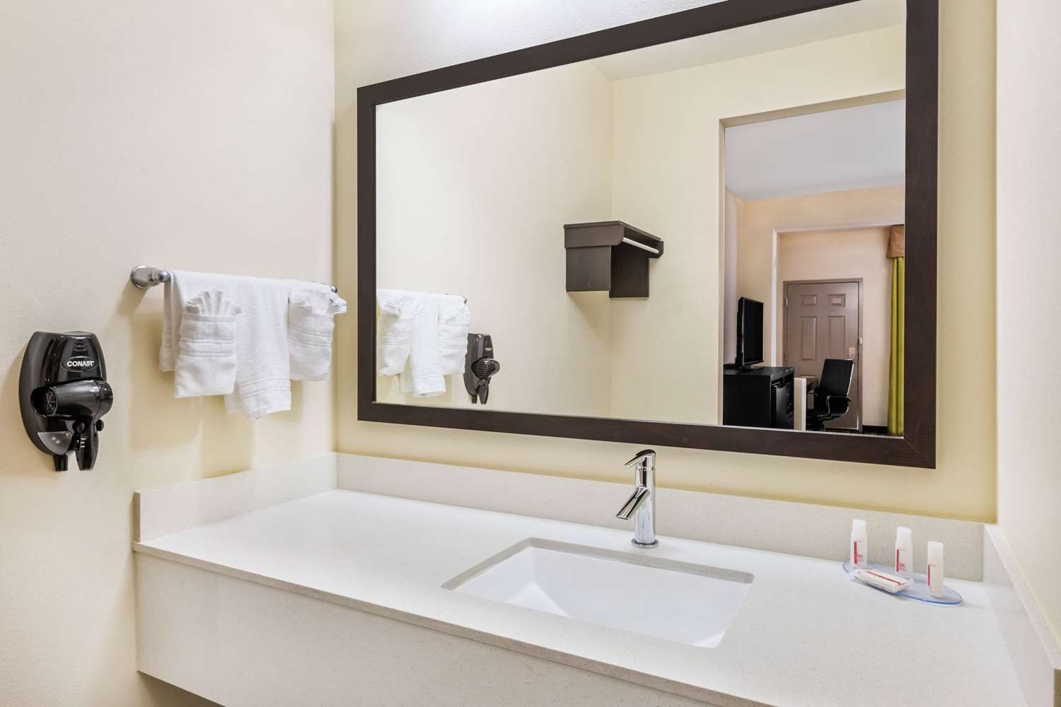 Days Inn & Suites by Wyndham Katy 21/22