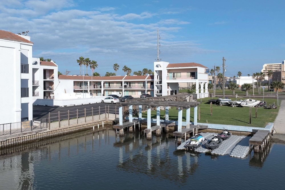 WindWater Hotel & Marina 61/66