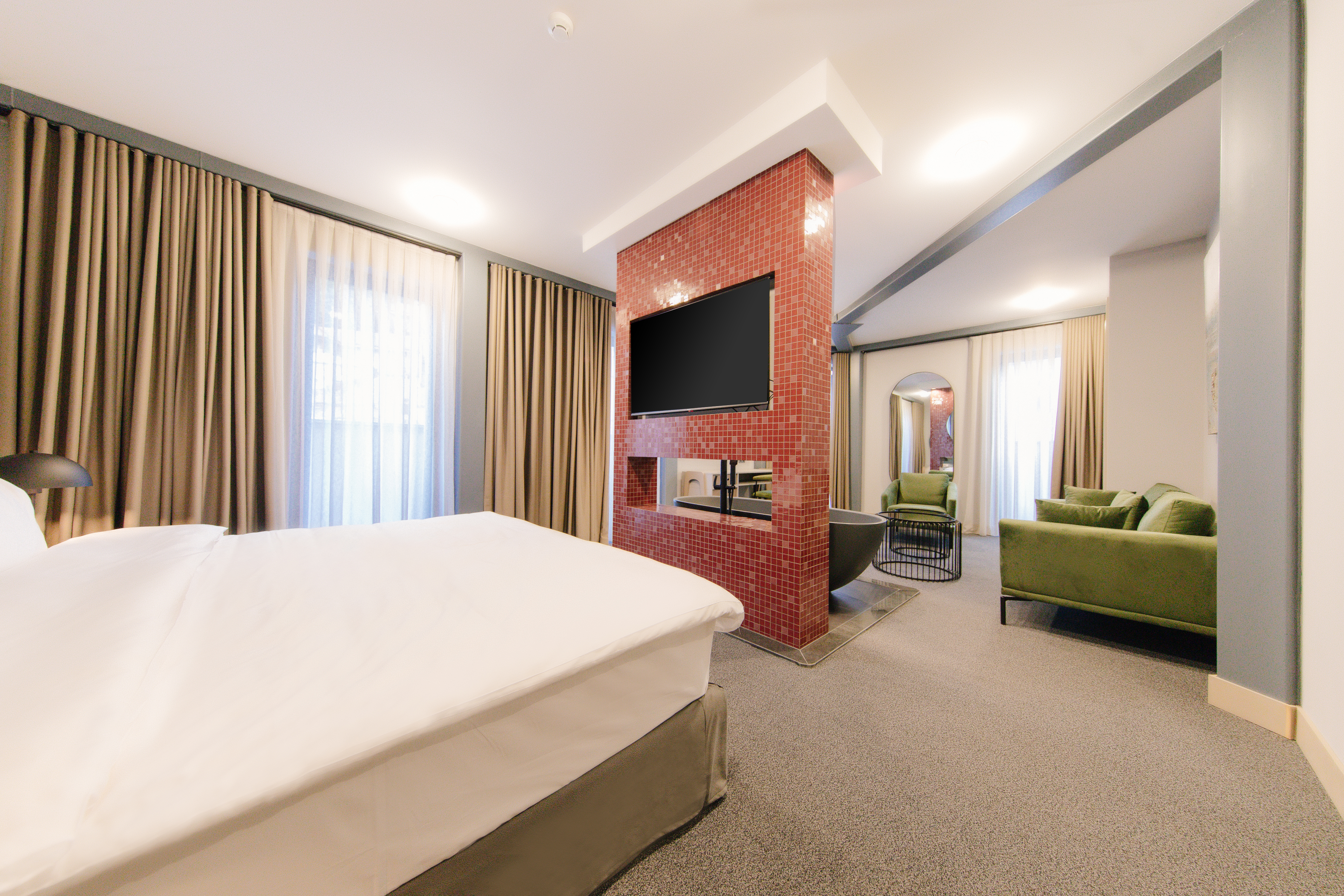 EXECUTIVE, SUITE