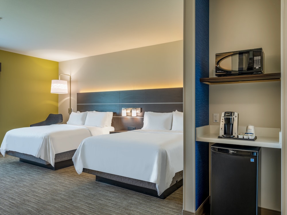 Holiday Inn Express and Suites Watertown 34/74