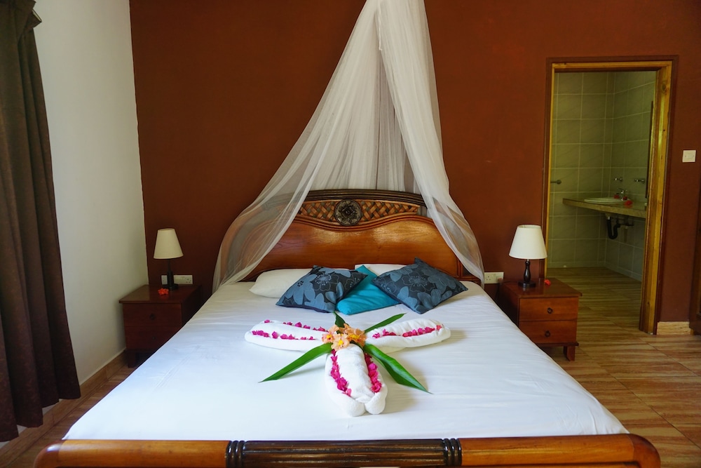 BAMBOO CHALETS 12/39