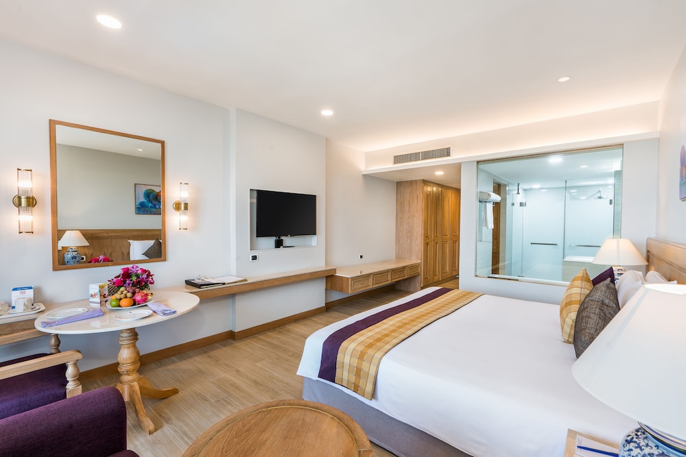 ROYAL CLIFF BEACH HOTEL 14/72