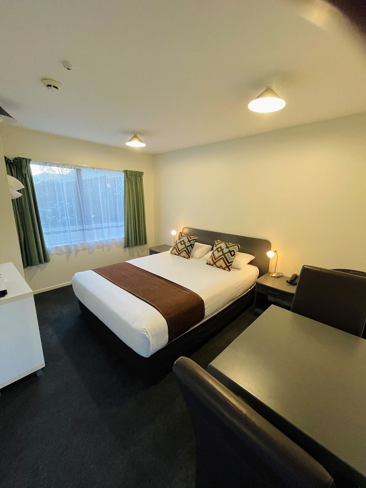 298 Westside Motor Lodge 30/41
