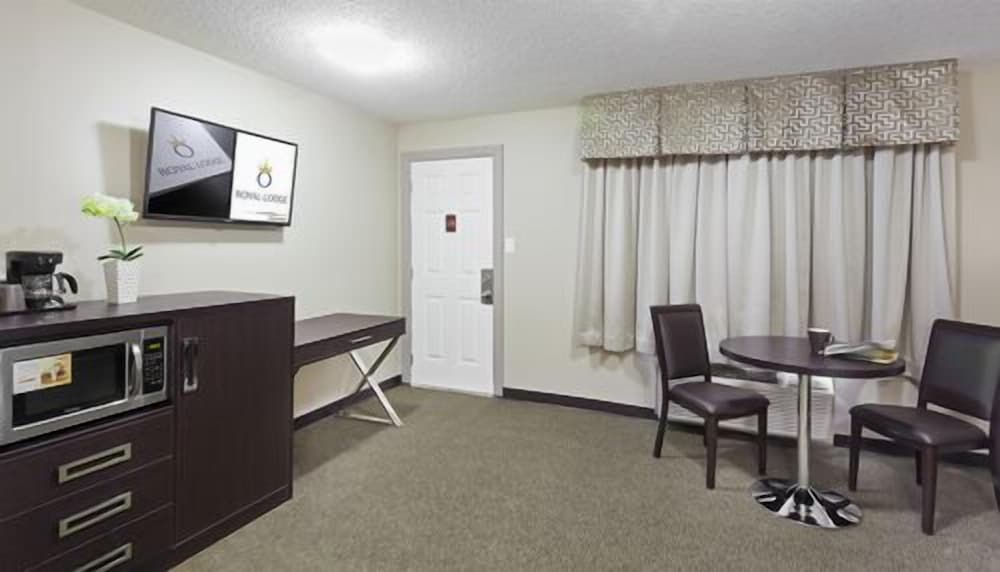 Royal Lodge Motel 39/50