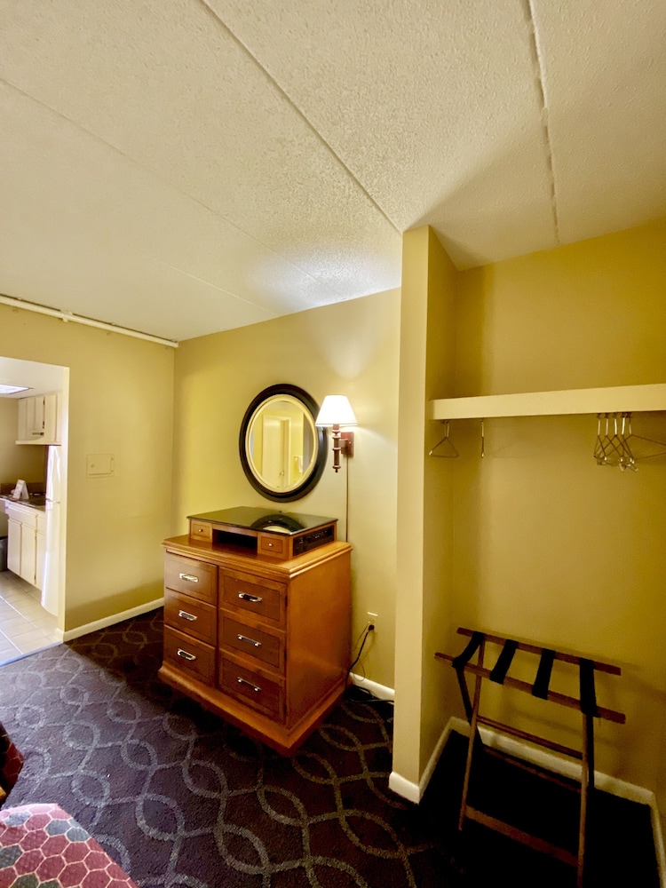 Red Roof PLUS+ & Suites Virginia Beach - Seaside 32/45