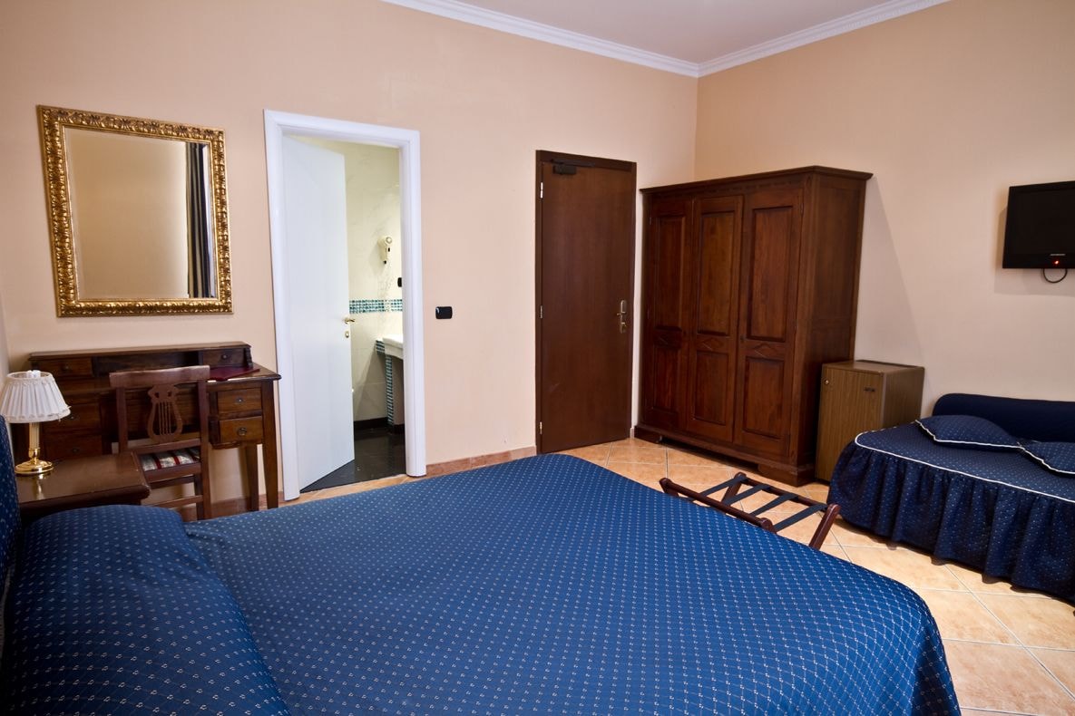 ROOM, QUADRUPLE