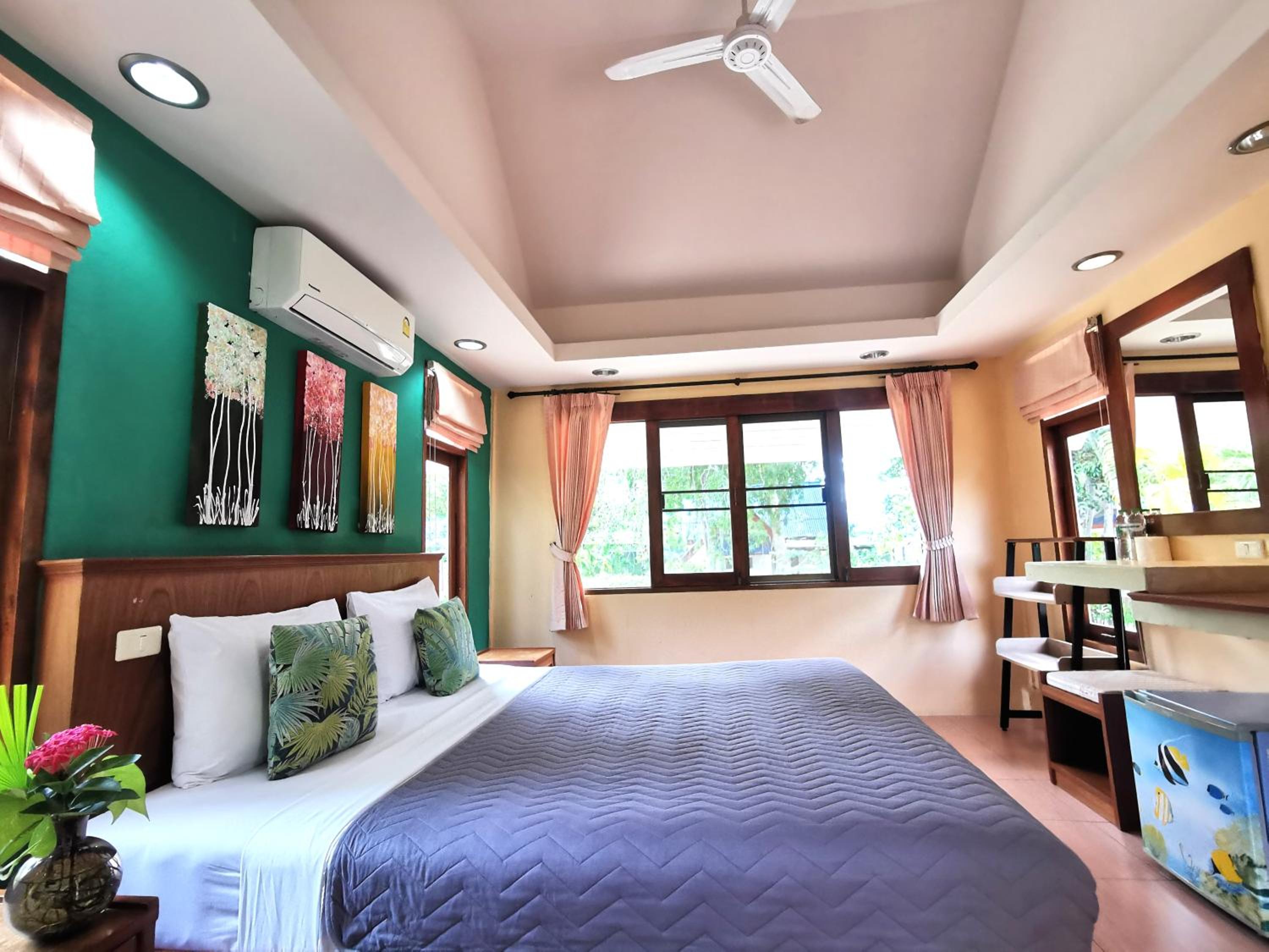 Garden, Bungalow, Queen Bed