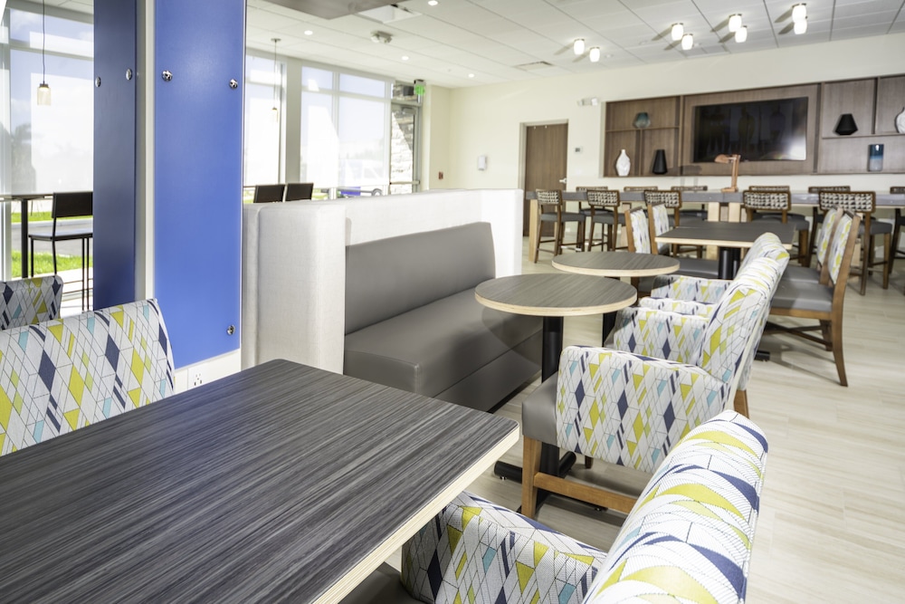 Holiday Inn Express & Suites Fort Myers Airport 36/54