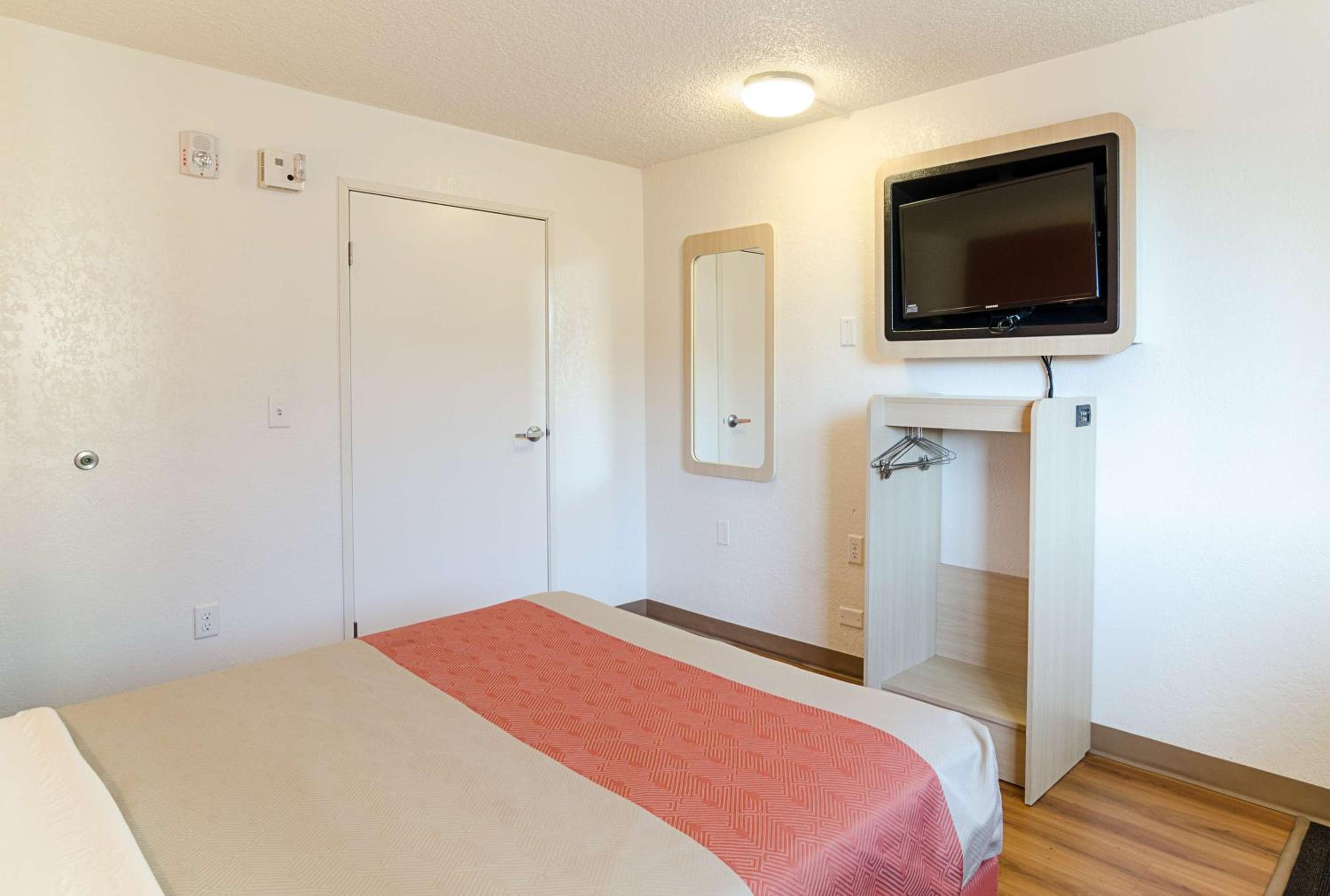 ROOM, QUEEN BED