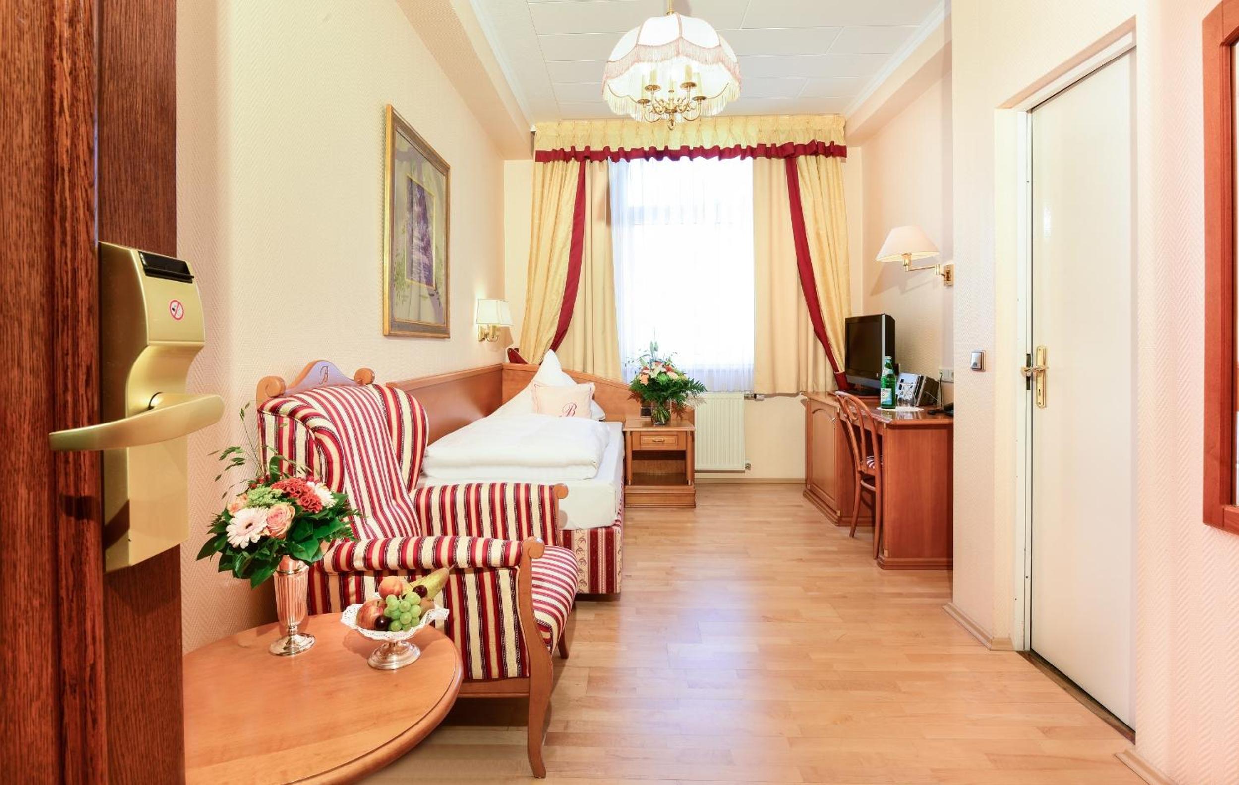 Room, Single, City or Courtyard View