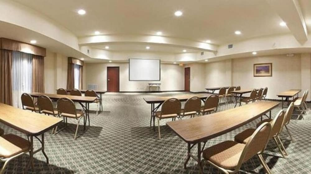 Holiday Inn Express Hotel Suites Kerrville 58/62
