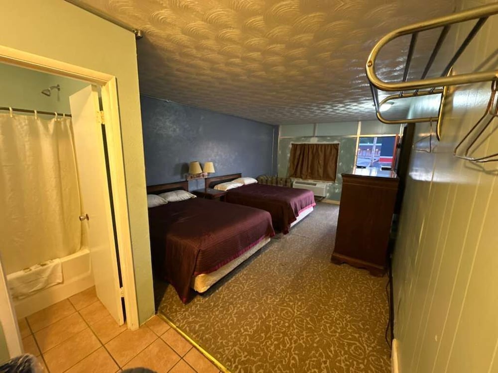 Gray Plaza Motel Benton Rend Lake I-57 11/39