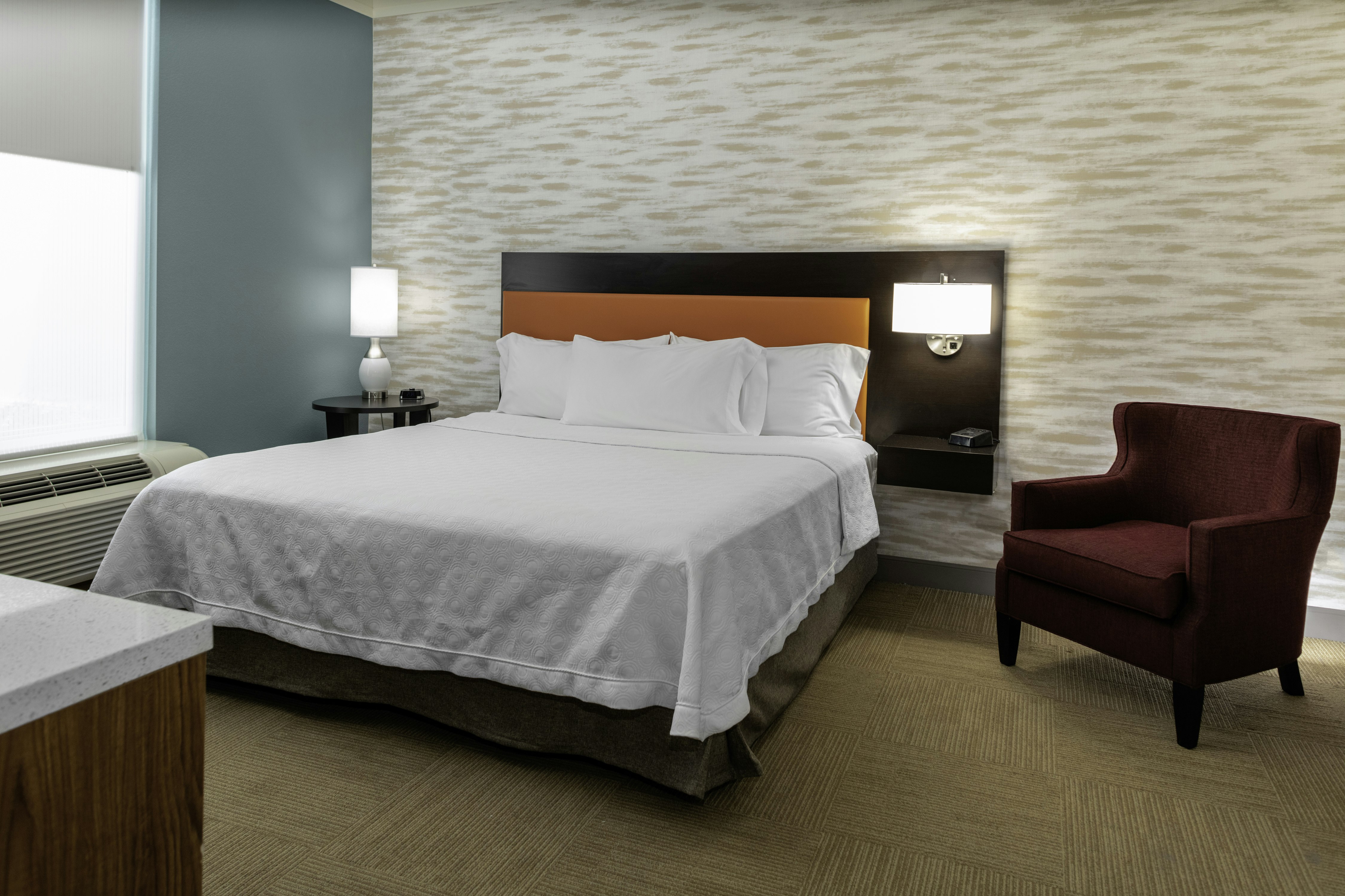 SUITE, KING BED, ACCESSIBLE