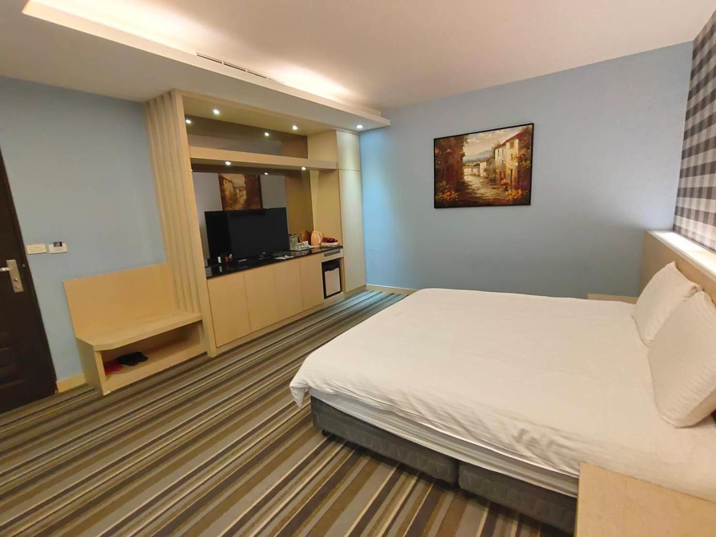Room, Queen Bed, No Window