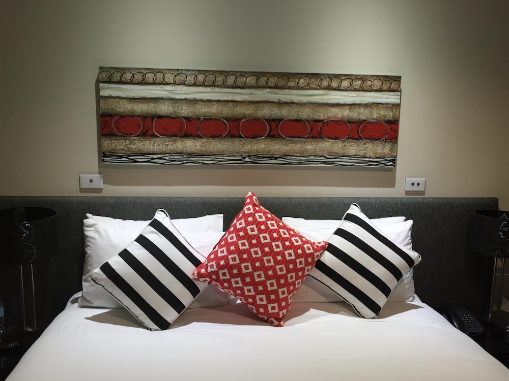CALAMVALE HOTEL SUITES AND CONFERENCE CENTRE 22/44