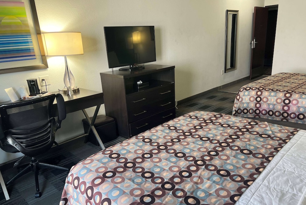 Days Inn by Wyndham Alva 16/24