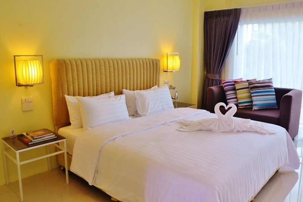 DELUXE, KING BED