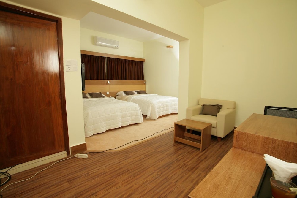 Richmond Hotel And Suites 13/37