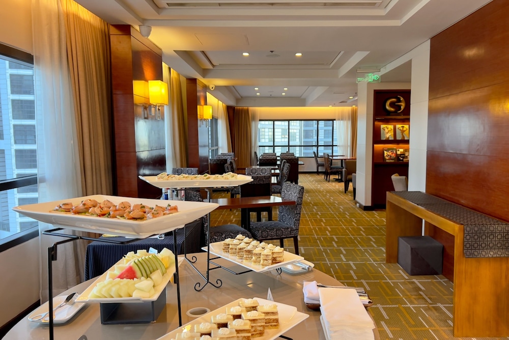 Holiday Inn & Suites Makati 62/75