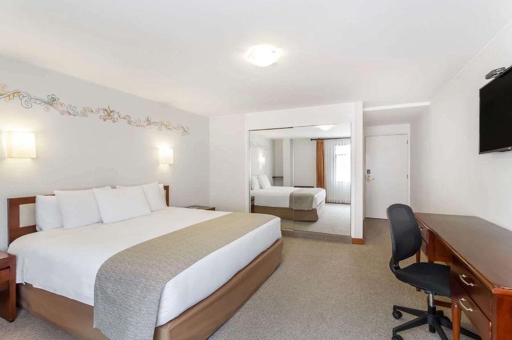 Colonial, Deluxe, King Bed