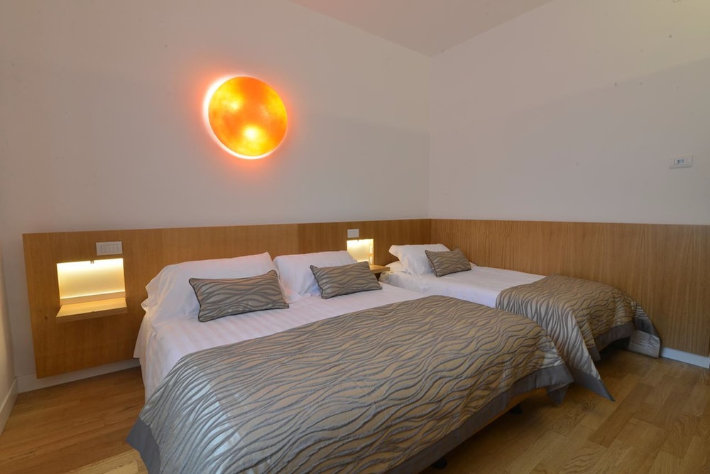 ROOM, TRIPLE