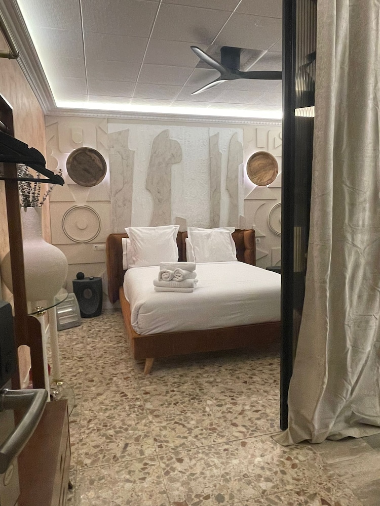 Petite, Double Bed