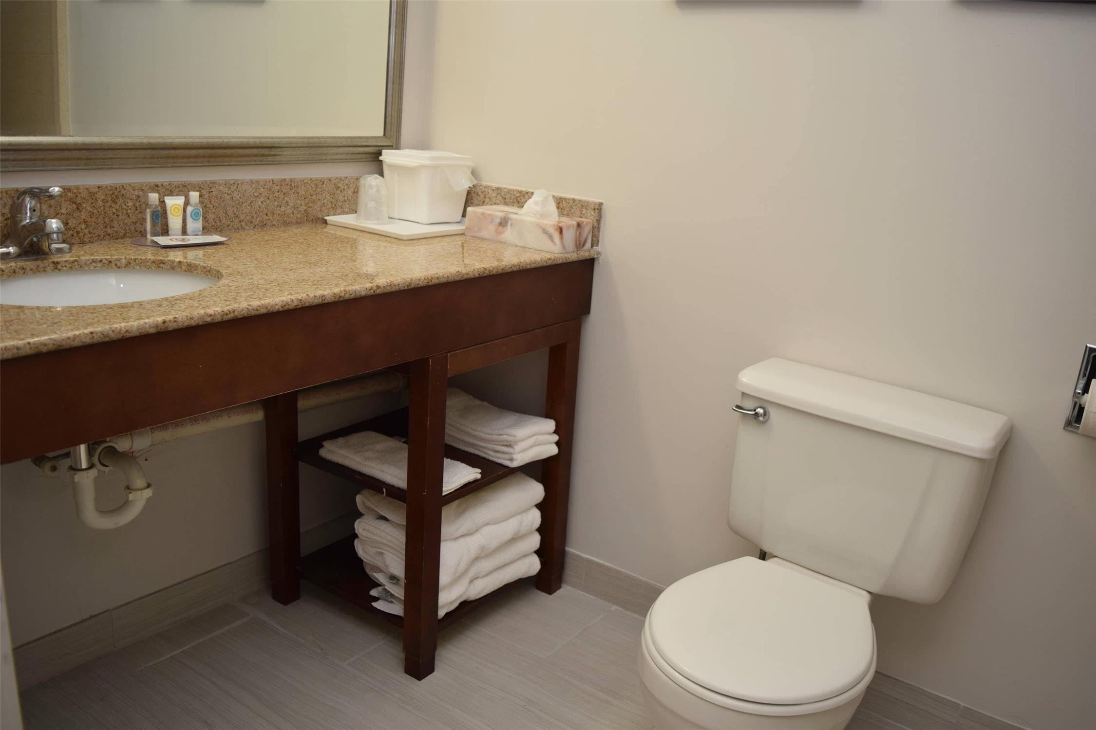 Comfort Inn & Suites Syracuse-Carrier Circle 42/42