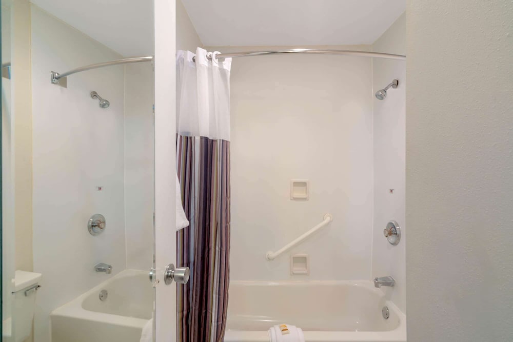 La Quinta Inn & Suites by Wyndham Nashville Airport 25/63