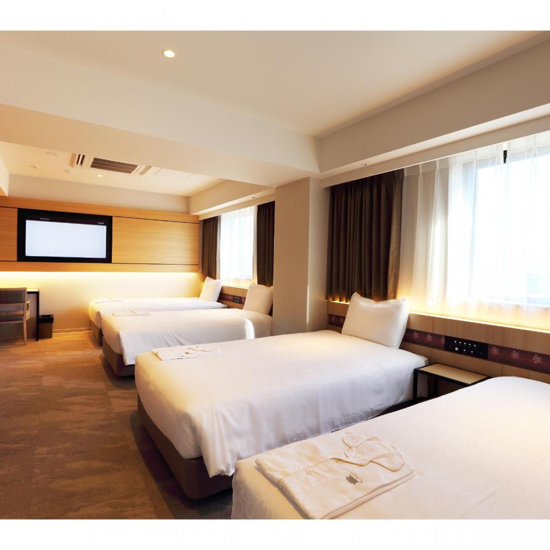 ROOM, QUADRUPLE