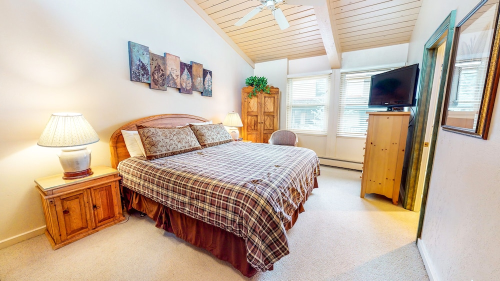 Laurelwood A Destination Residence 11/76
