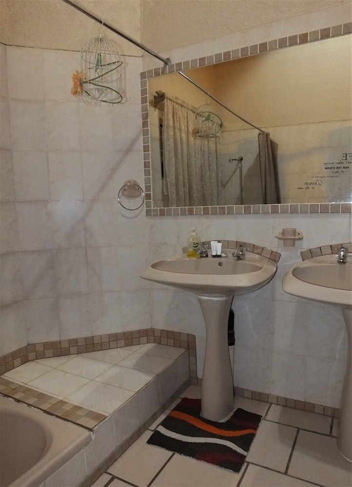 Tatenda Guesthouse 37/38
