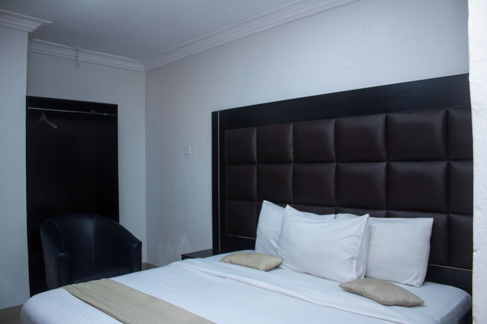 Mayors Diplomat Suites Opebi 24/48