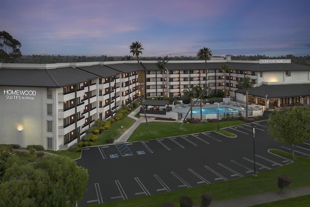 Holiday Inn Hotel And Suites 4/66