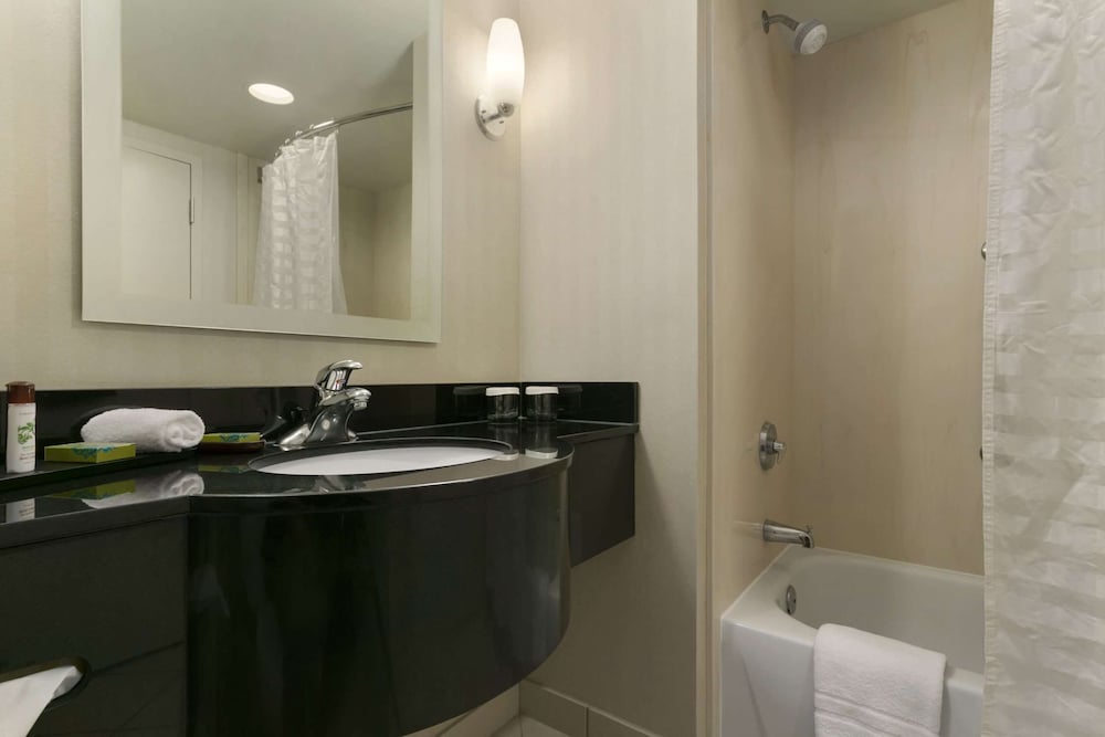 Embassy Suites by Hilton Dulles North Loudoun 15/58