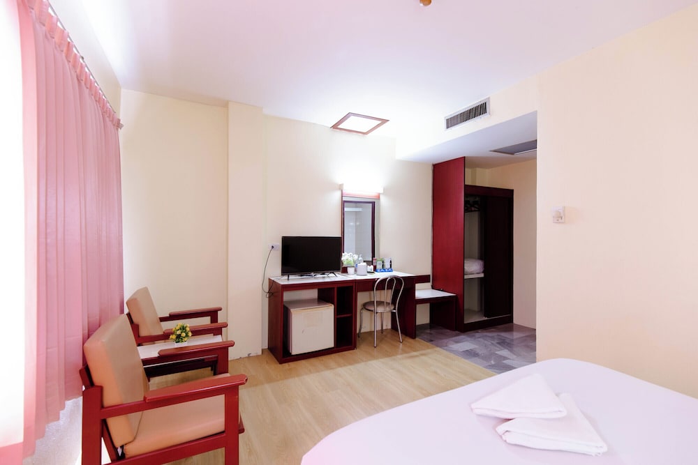 Chumphon Palace Hotel 33/47