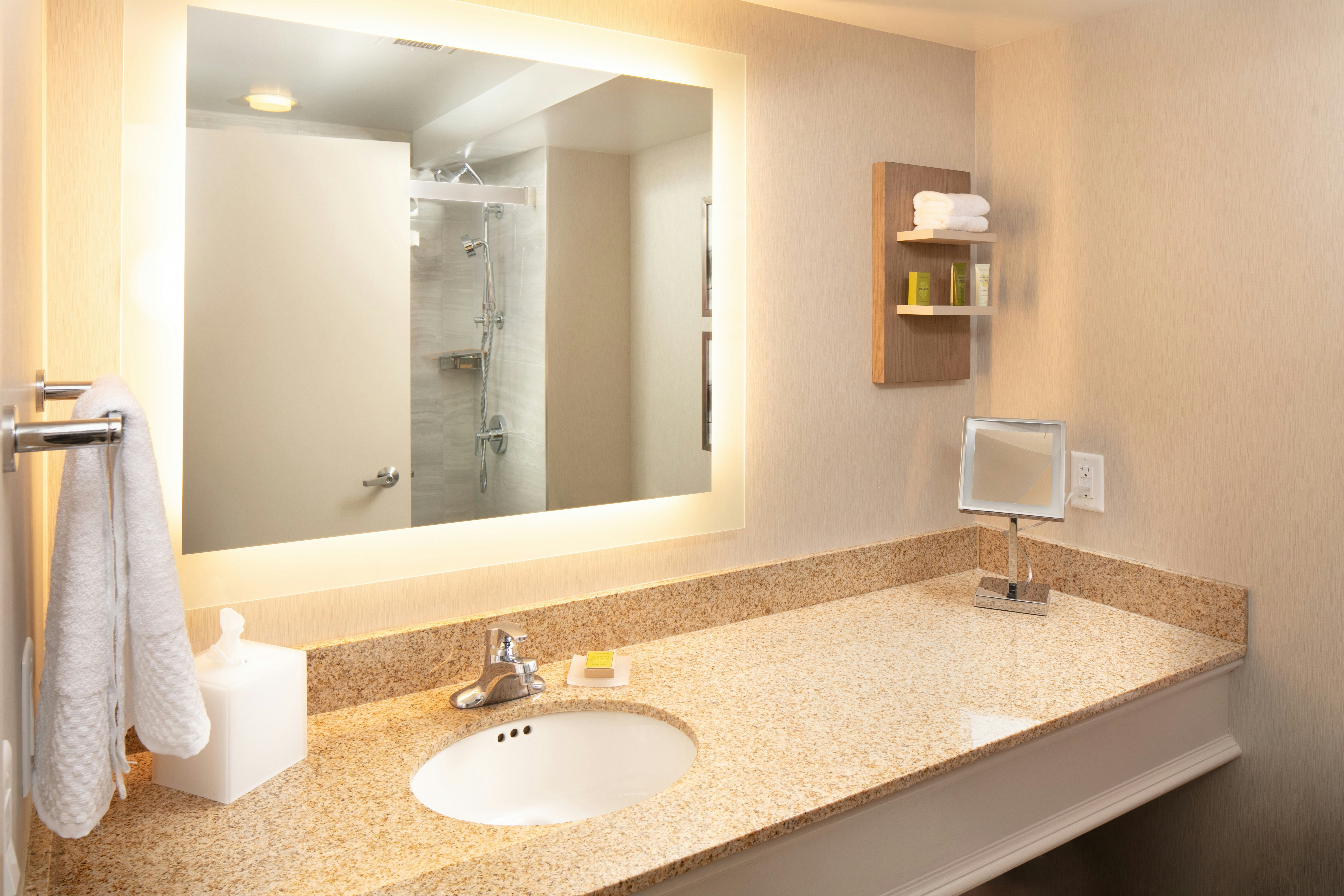غرفة بسرير كينج بإطلالة على البحيرة، Hilton Madison Monona Terrace 2/2
