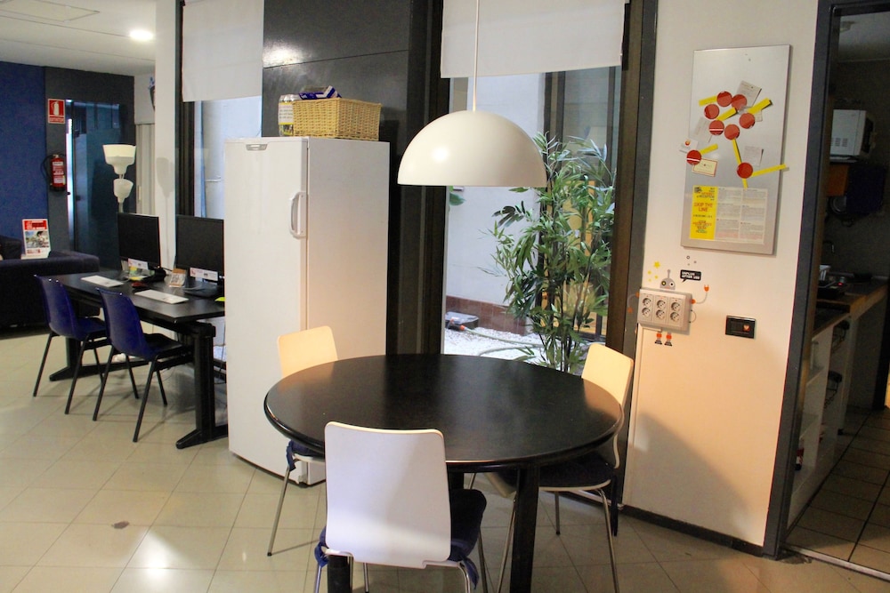 Alternative Creative Youth Hostel Barcelona 39/50