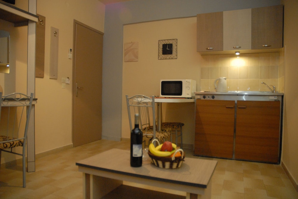 Takis Hotel 2/35