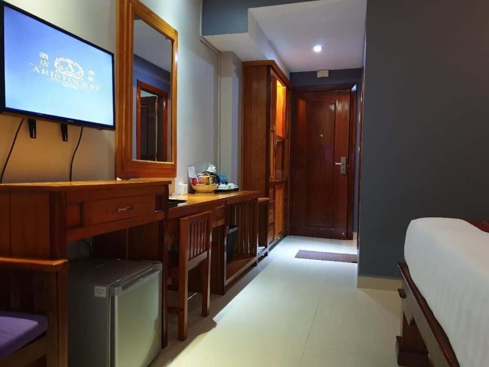 Aristocrat Residence Hotel 45/80