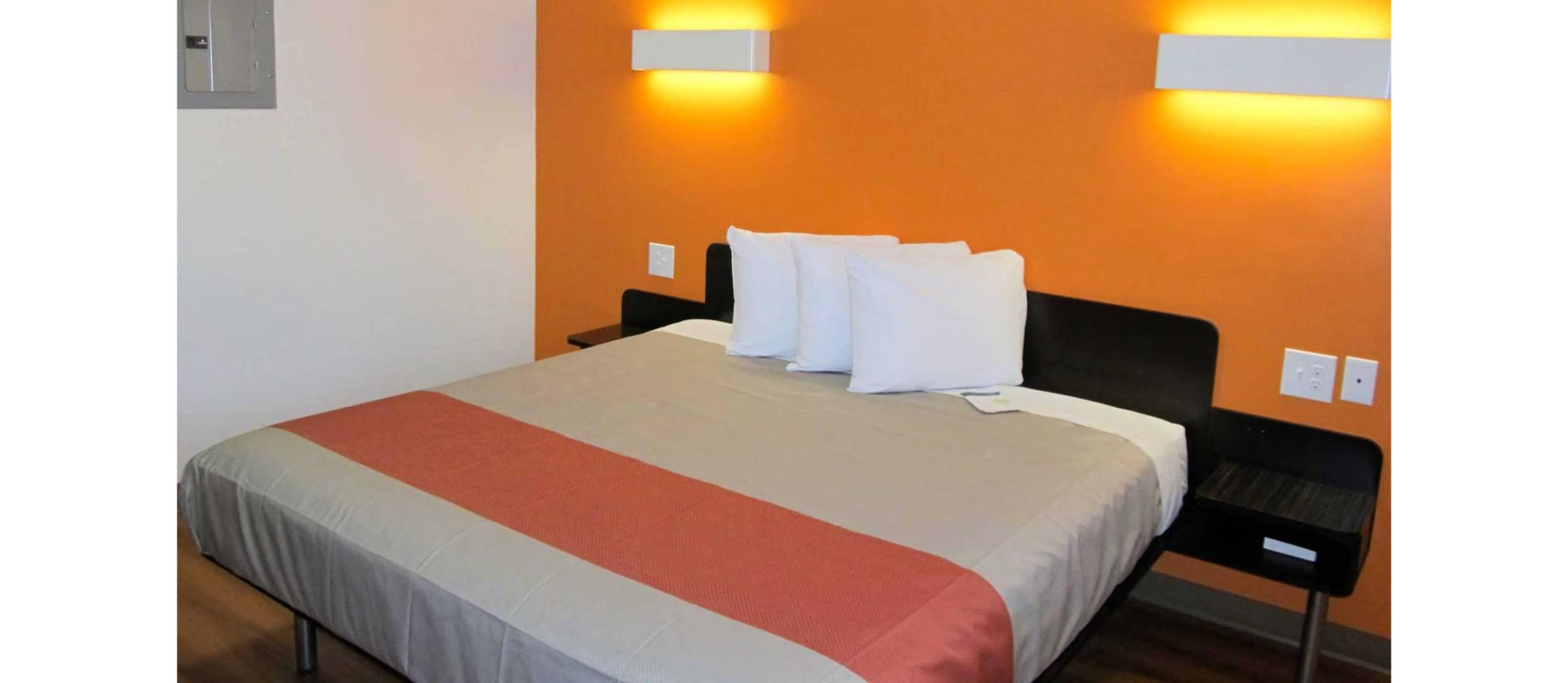 1 King Bed - Non-Smoking, Micfridge