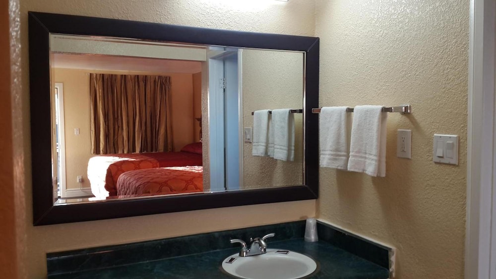 American Regency Inn Ex Rodeway Inn At Route 66 14/35