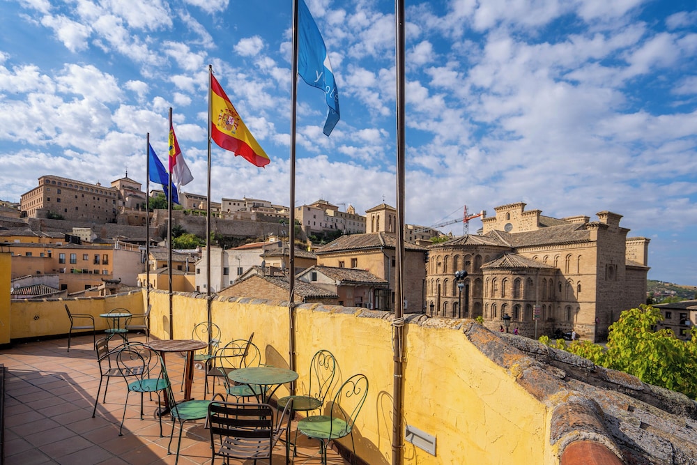 EL HOSTAL PUERTA BISAGRA. 58/60