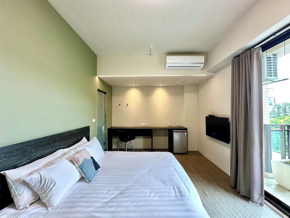 CLASSIC, KING BED, MOUNTAIN VIEW, BALCONY