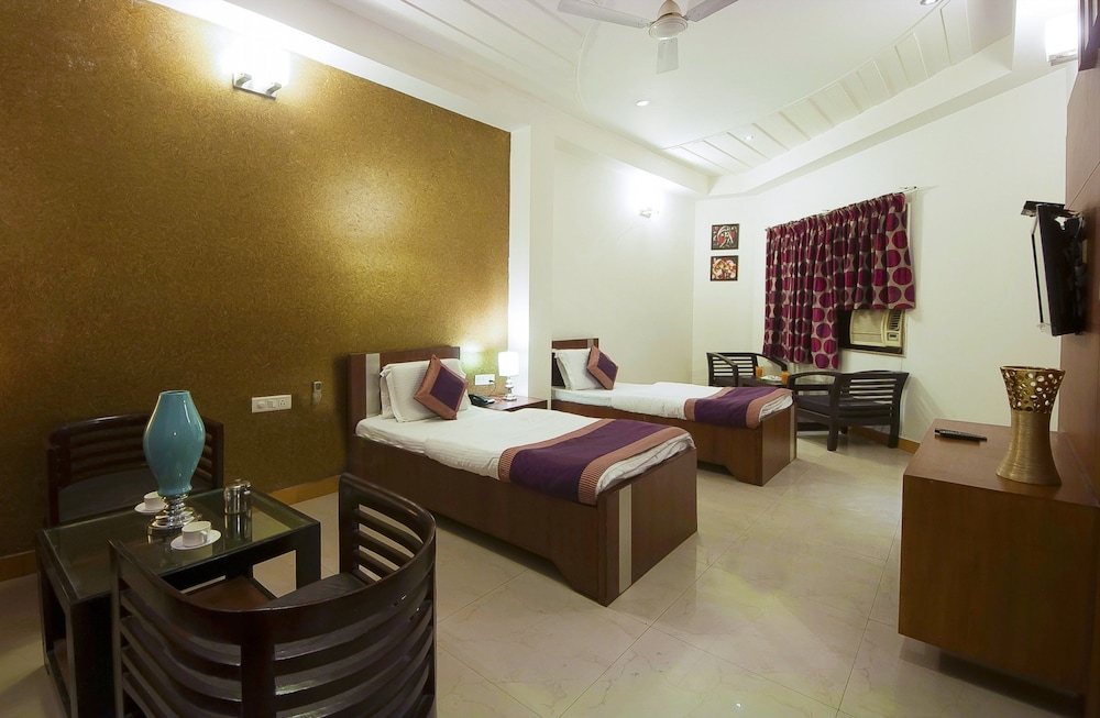 AIRPORT HOTEL DELHI 37 23/64