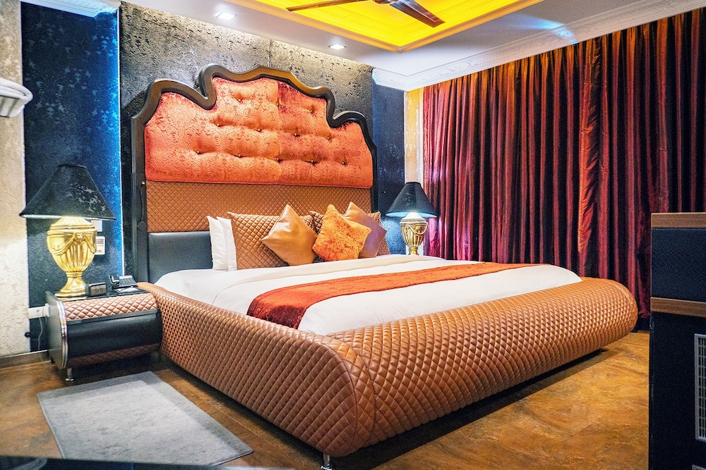 Fiesta, Party, Suite, King Bed