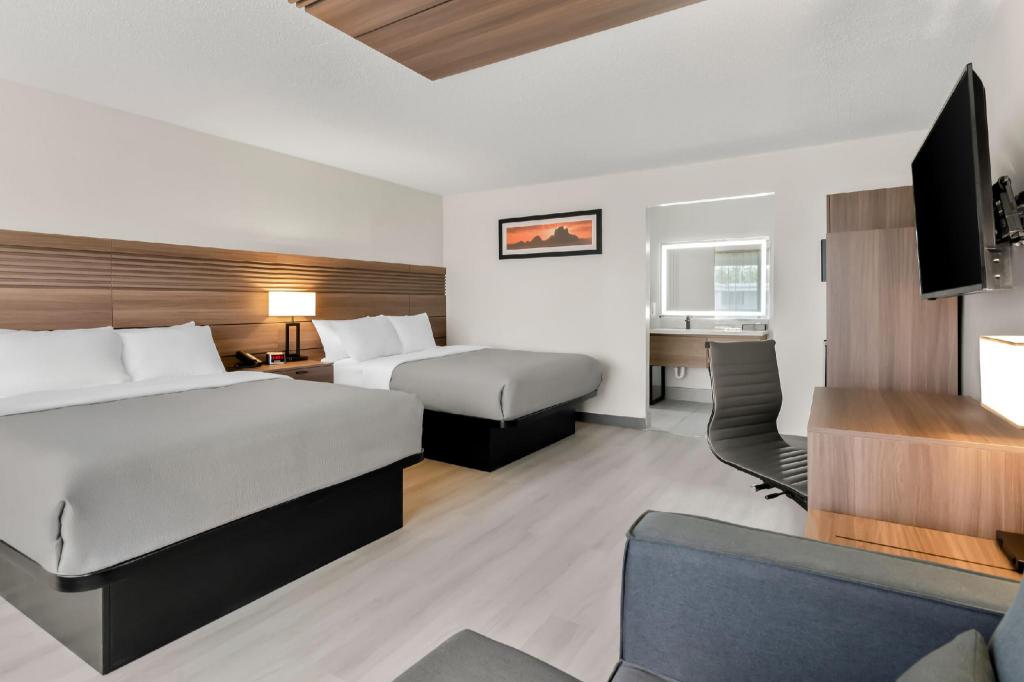 Room, Quadruple, 2 Queen Beds, Sofa