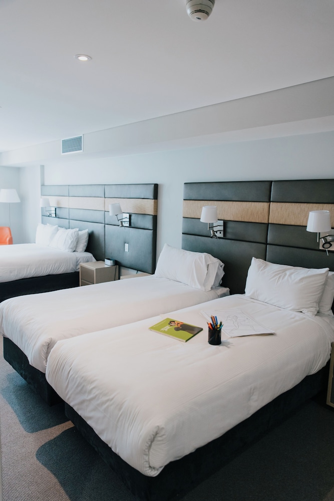 SUPERIOR, FAMILY, QUEEN AND TWIN BEDS, BATHTUB