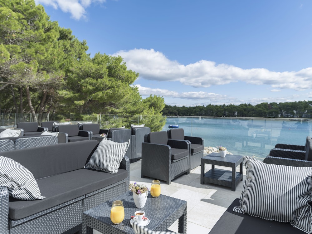 Crvena Luka Family Hotel 49/78